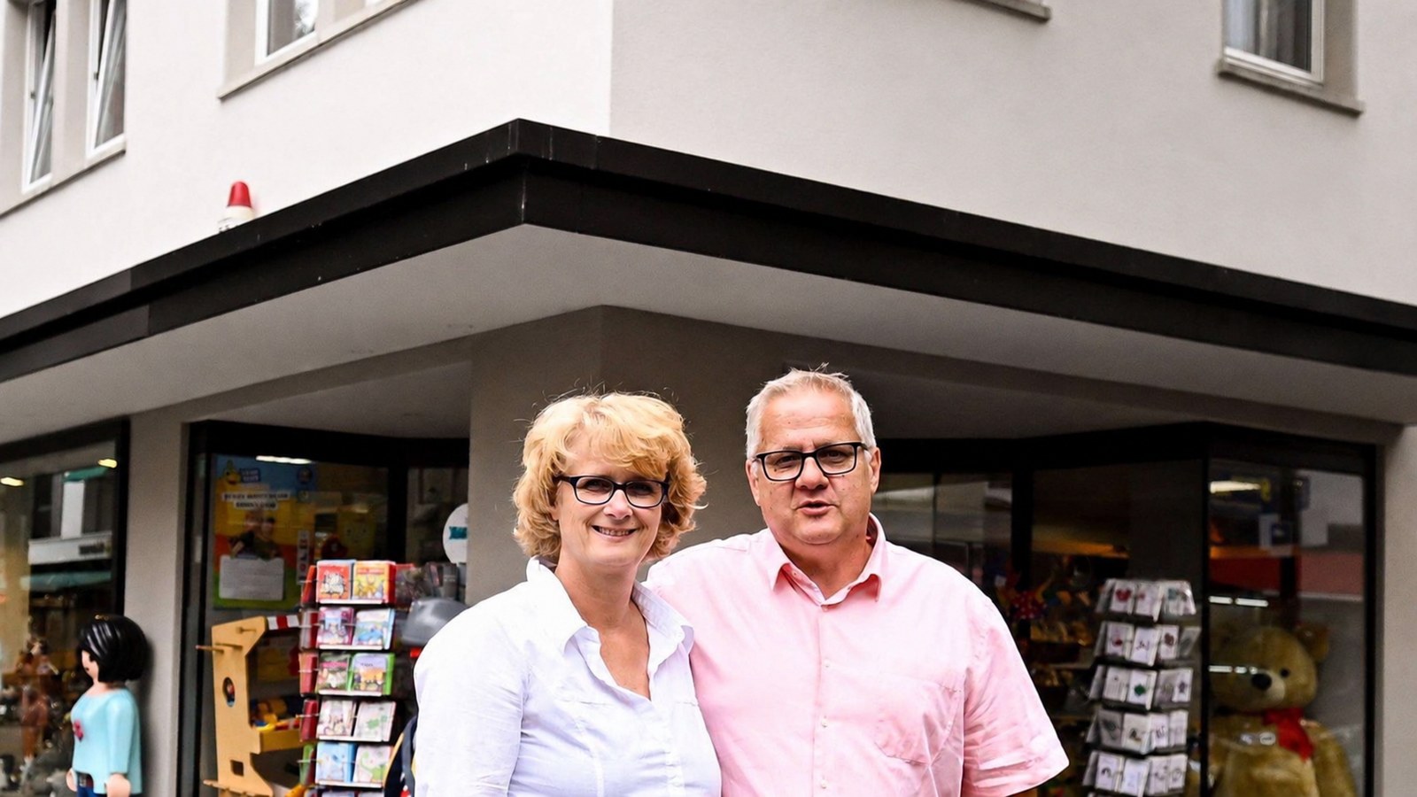 Das Team von Glück's Spielzeugkiste vor dem Laden